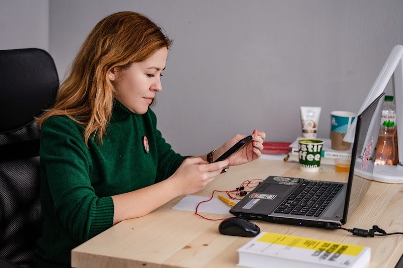 Assistant handling daily business tasks